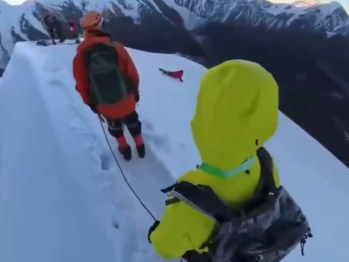 Turista morre ao tentar selfie durante escalada no Monte Nama Feng, na China