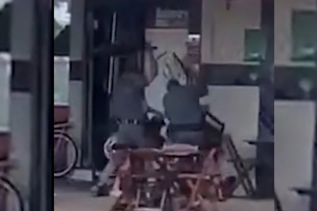 Vídeo: PMs agridem homem em frente à padaria até com cadeirada em SP