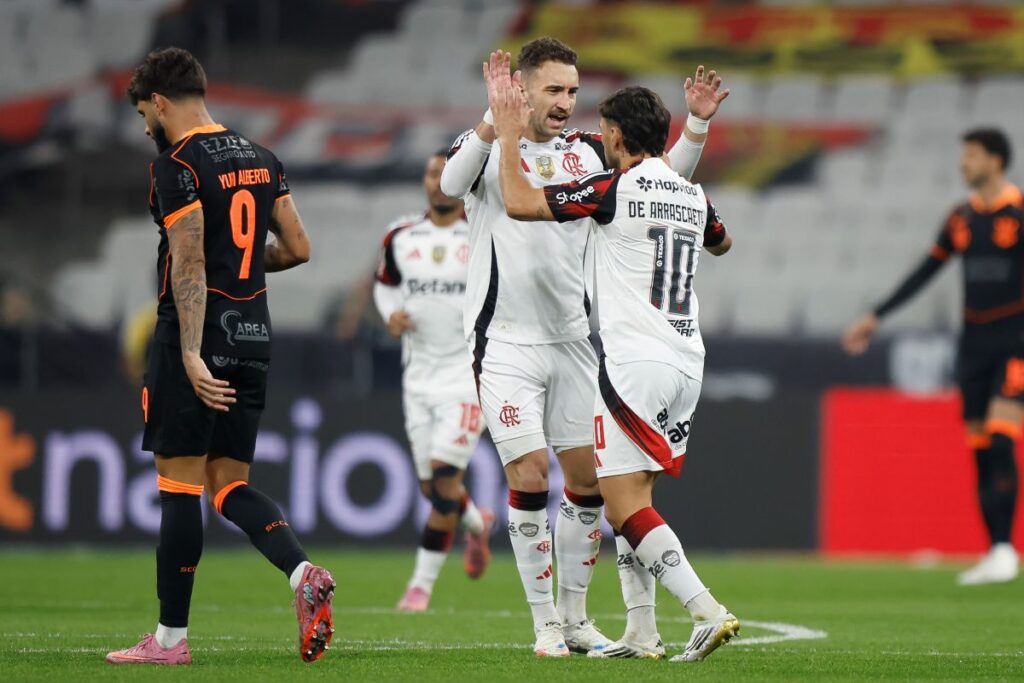 flamengo-despacha-o-corinthians-e-segue-na-lideranca-do-brasileirao