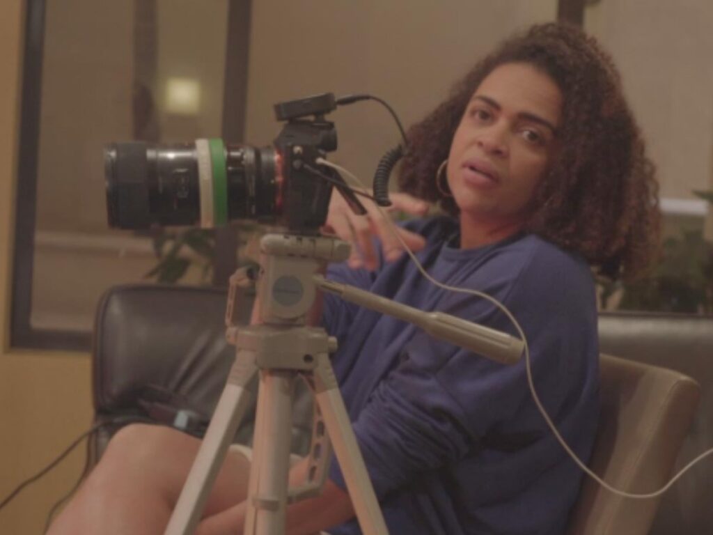 cineasta-detida-nos-eua:-marido-pede-ajuda-e-denuncia-“12-horas-sem-comida”