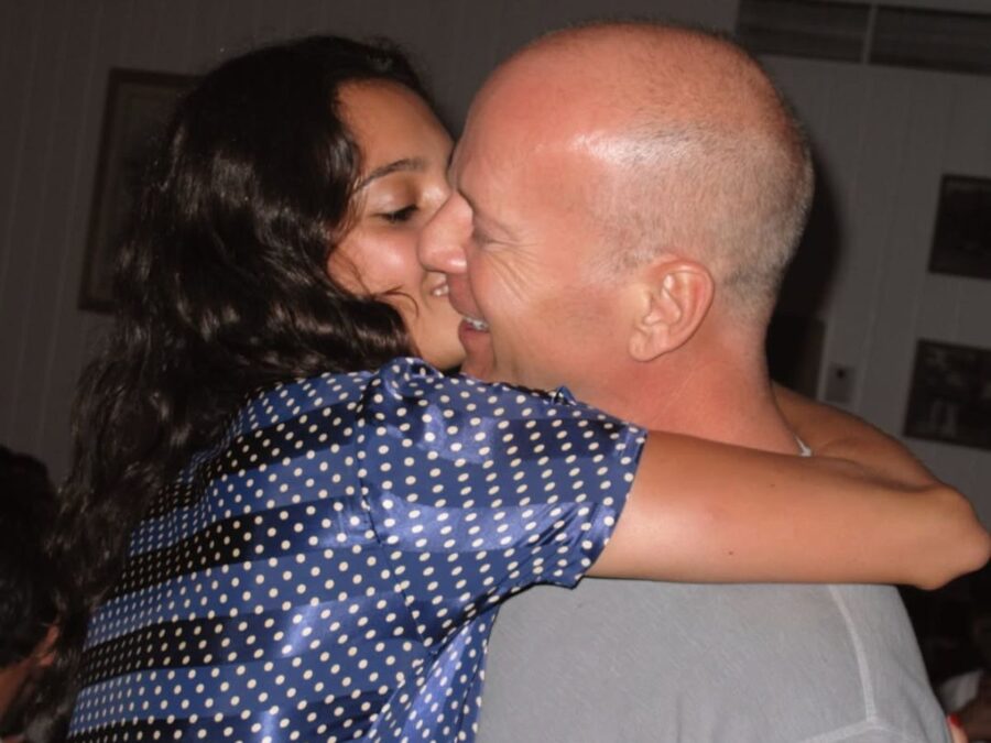 Esposa de Bruce Willis afirma viver ‘um longo adeus’ com a demência do ator
