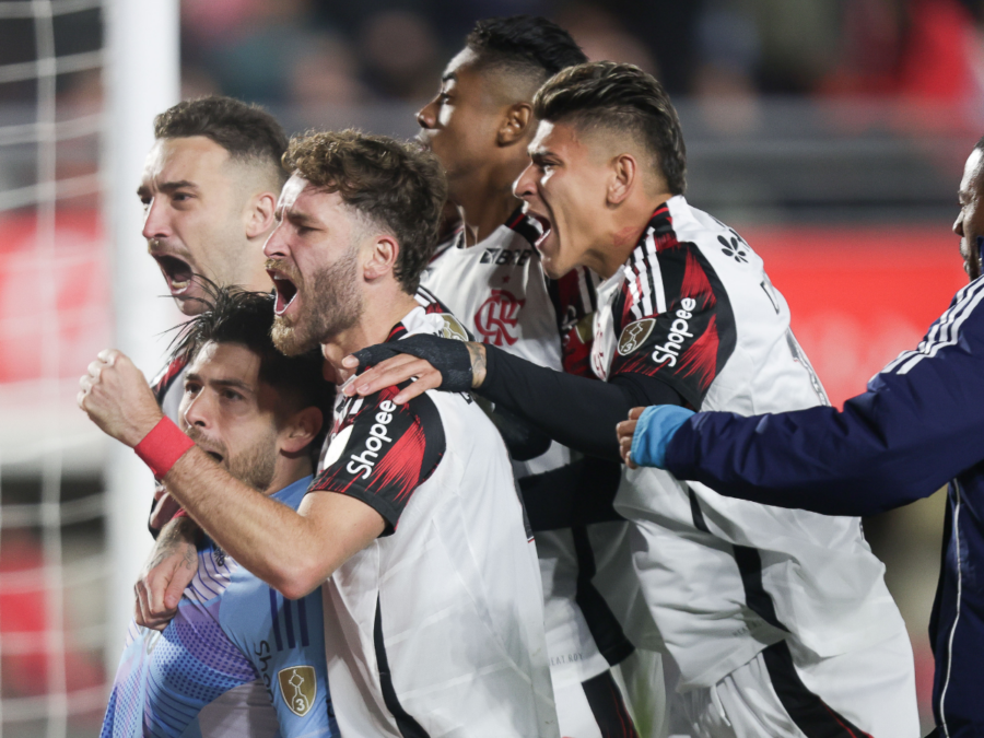 De cavadinha perdida à virada: Flamengo supera o Corinthians e dispara no Brasileirão