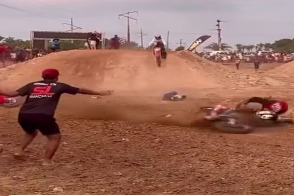 Piloto de motocross cai e é atropelado por motocicleta. Vídeo
