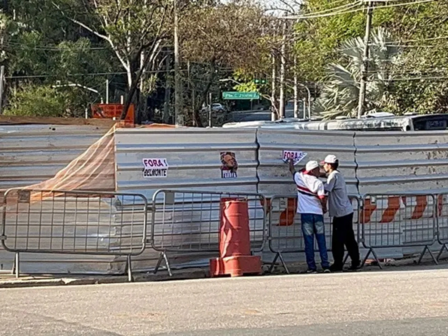 Cartazes e cobrança: torcida do São Paulo protesta no Morumbis após eliminação