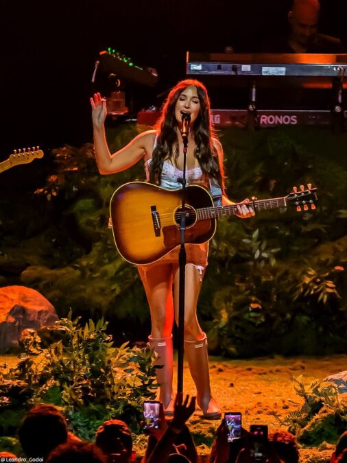 Kacey Musgraves prova que é uma estrela singular da música após show lotado em SP