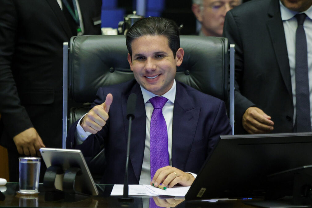 Hugo Motta parabeniza Edson Fachin por posse no STF e CNJ