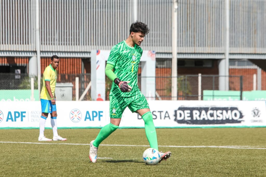 video:-filho-do-ex-goleiro-bruno-pega-penalti-em-jogo-do-brasil