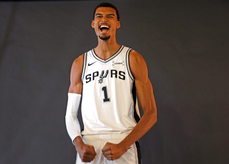 conhecido-como-alienigena,-astro-da-nba-cresce-e-atinge-2,23-metros