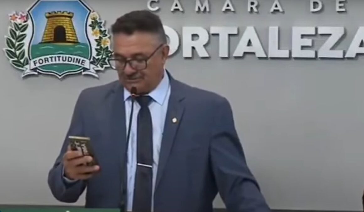 Vereador de Fortaleza pede minuto de silêncio por homem que não morreu