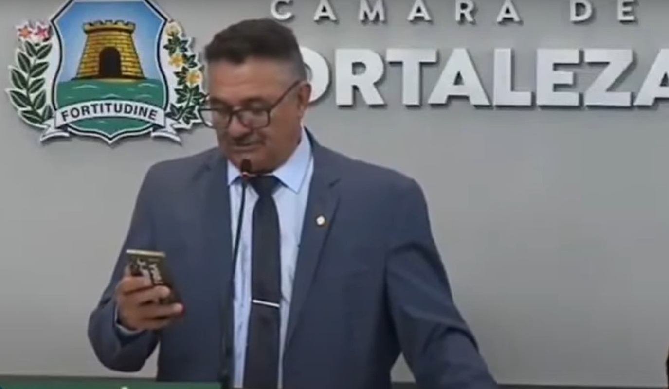 Vereador de Fortaleza pede minuto de silêncio por homem que não morreu