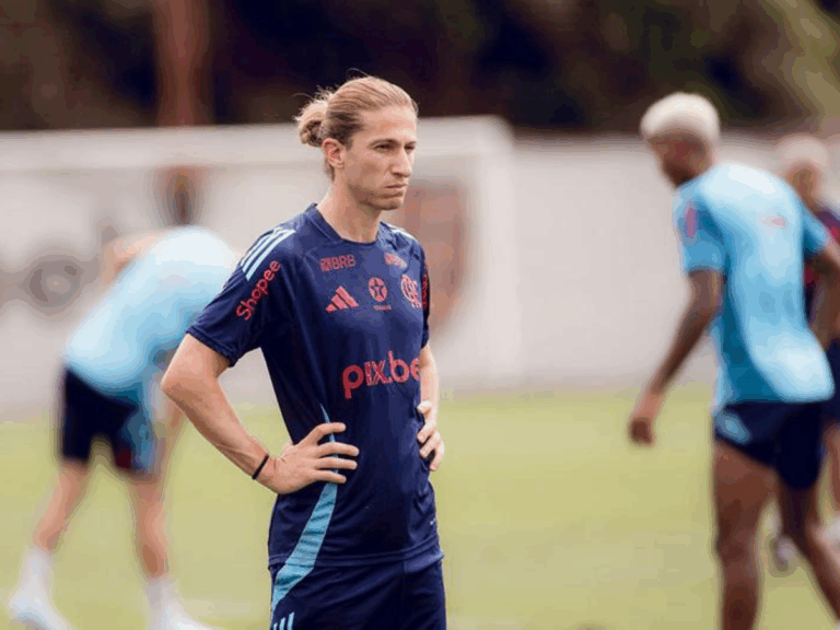 “continuar-fazendo-historia”:-filipe-luis-indica-permanencia-no-comando-do-flamengo