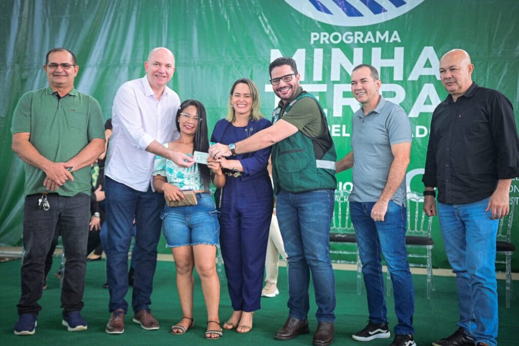 Governador Gladson Camelí entrega 224 CNHs e 40 coletes em Sena Madureira
