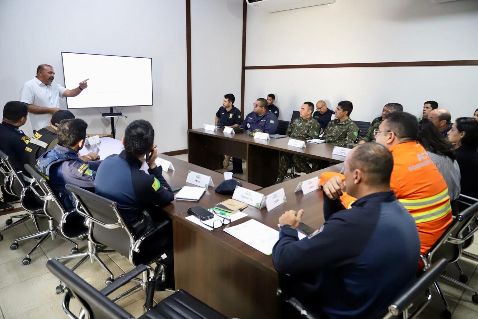 Reunião estratégica para alinhar os últimos detalhes para a realização do desfile de 7 de setembro. Foto: Alice Leão