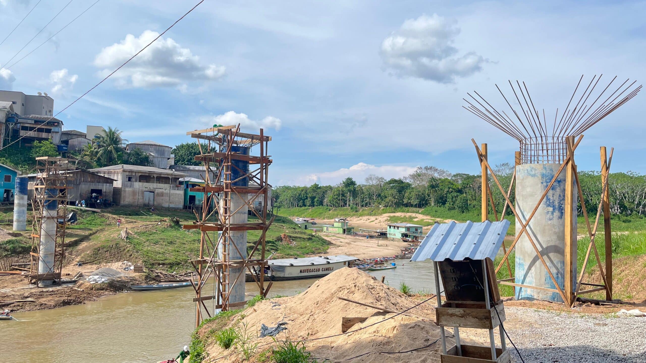 Sonho antigo da população de Thaumaturgo toma forma com avanço da passarela sobre o Rio Amônia. Foto: Ascom/Deracre