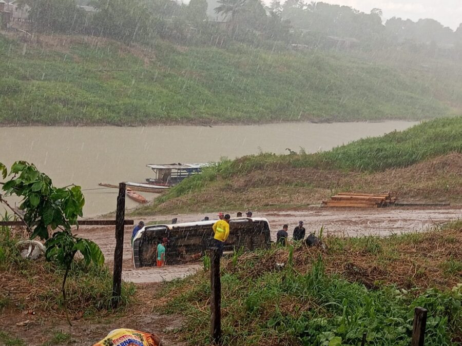 Caminhonete tomba na Praia do Amarilho durante chuva em Sena Madureira