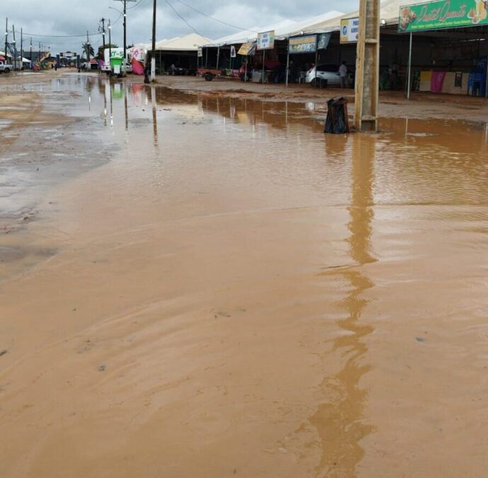 Chuva inunda parte da via principal de entrada da ExpoSena e dificulta acesso do público