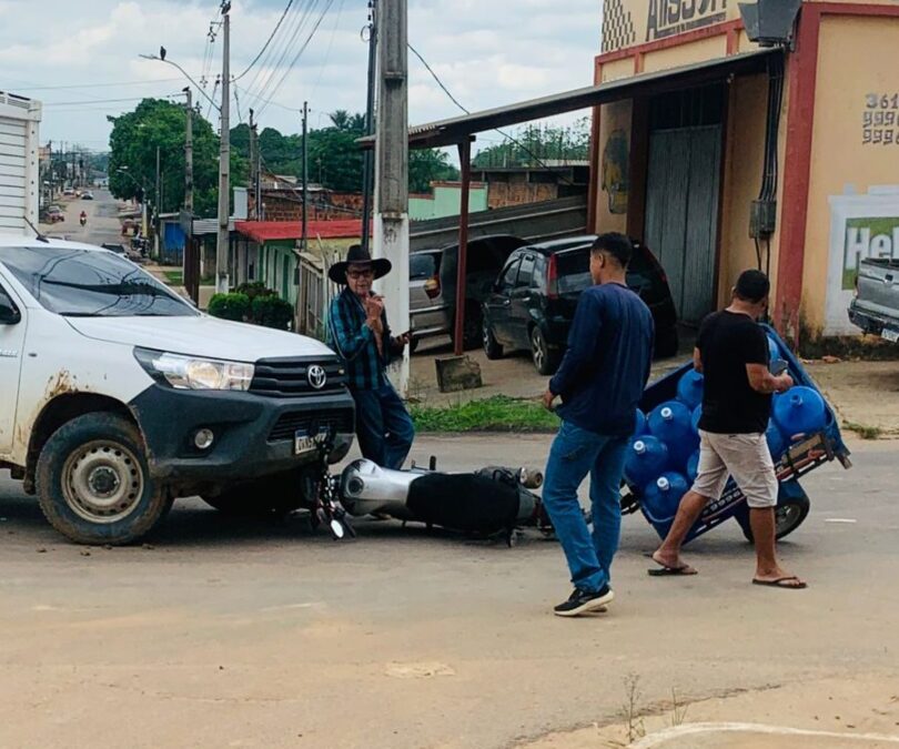 Acidente de trânsito envolve moto e caminhonete em Sena Madureira