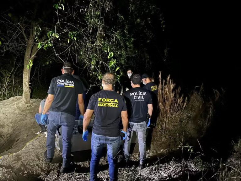 Corpos estavam a 500 metros de distância do local onde picape estava enterrada. — Foto: PC-PR