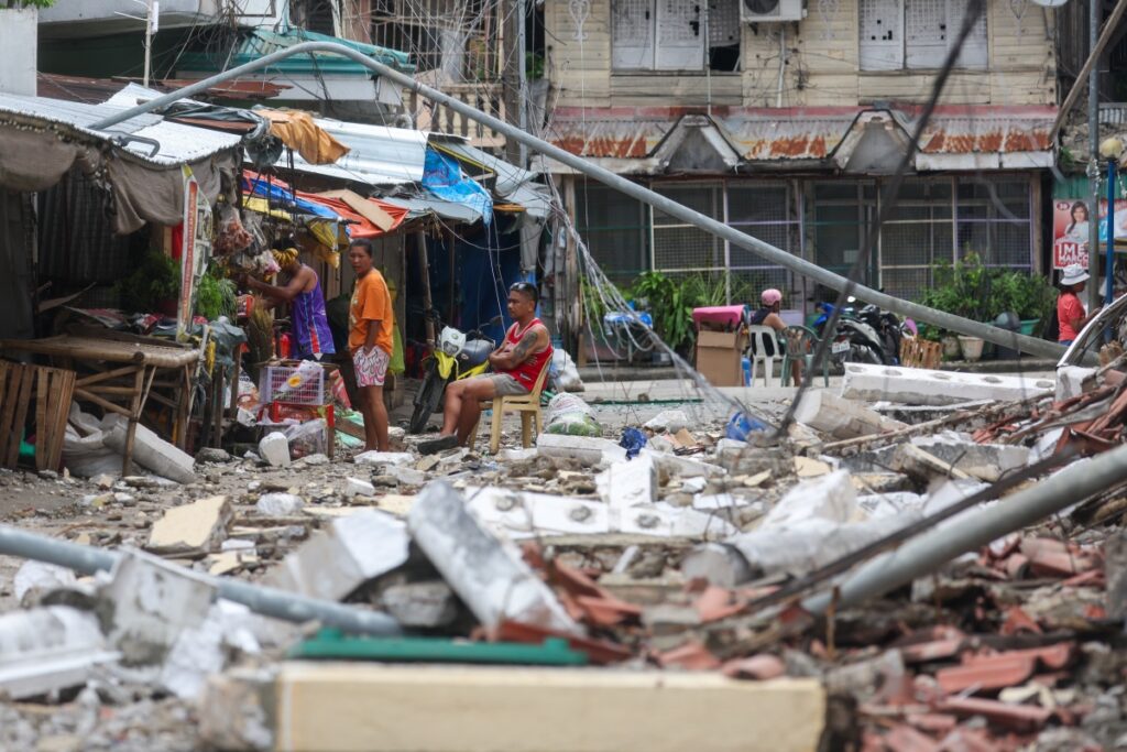 terremoto-atinge-as-filipinas-e-deixa-dezenas-de-mortos