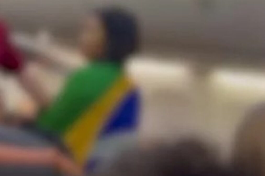 Barraco de mulher com bandeira do Brasil fez passageiros perderem voos