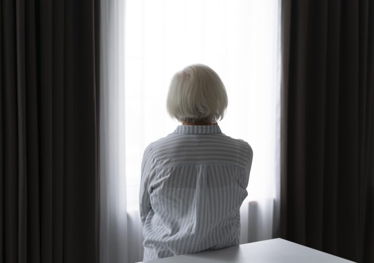dia-do-idoso:-entenda-como-a-falta-de-vitamina-b12-pode-ser-confundida-com-alzheimer
