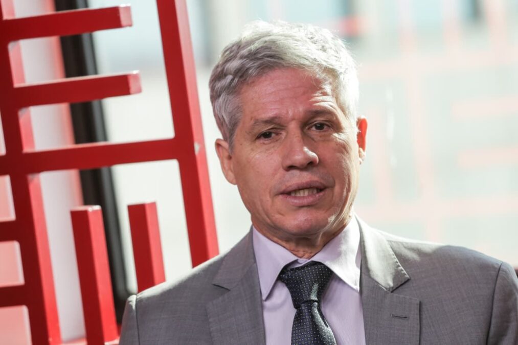 Metrópoles entrevista o ministro Paulo Teixeira; acompanhe