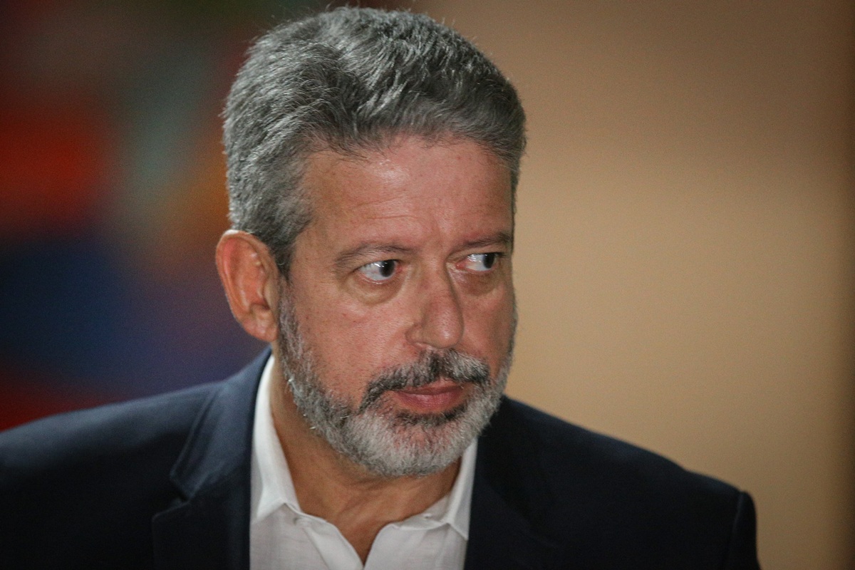 Lira admite mudanças e se reúne com líderes antes de votação do IR