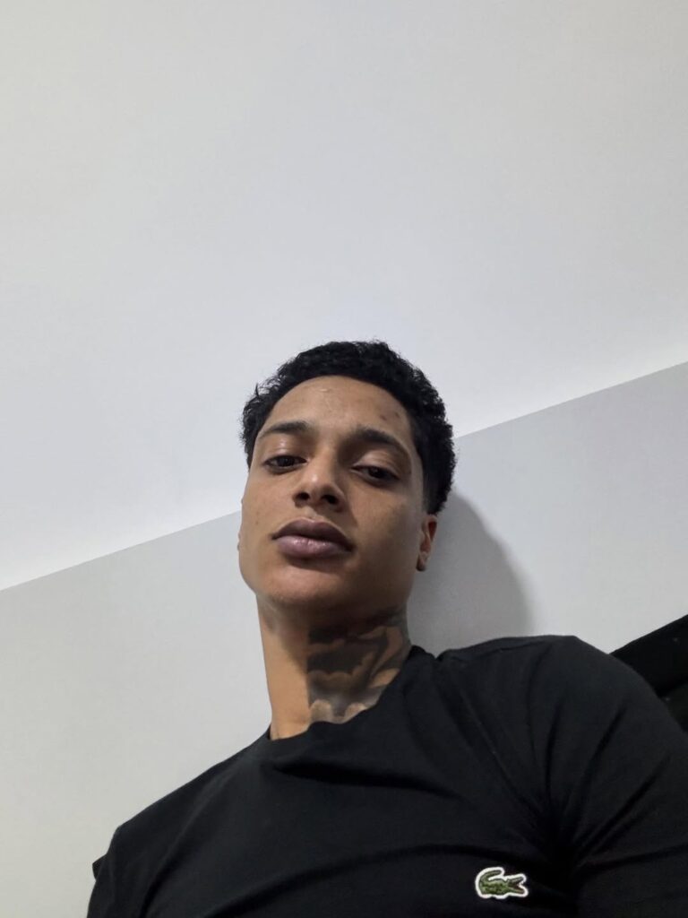 apos-saida-do-presidio-em-bangu,-oruam-aparece-em-casa-com-tornozeleira-eletronica