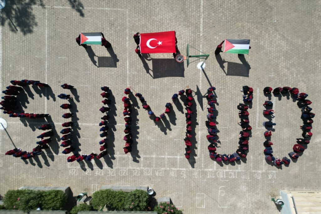 flotilha-e-atacada-por-drones-e-cercada-por-navios-de-guerra