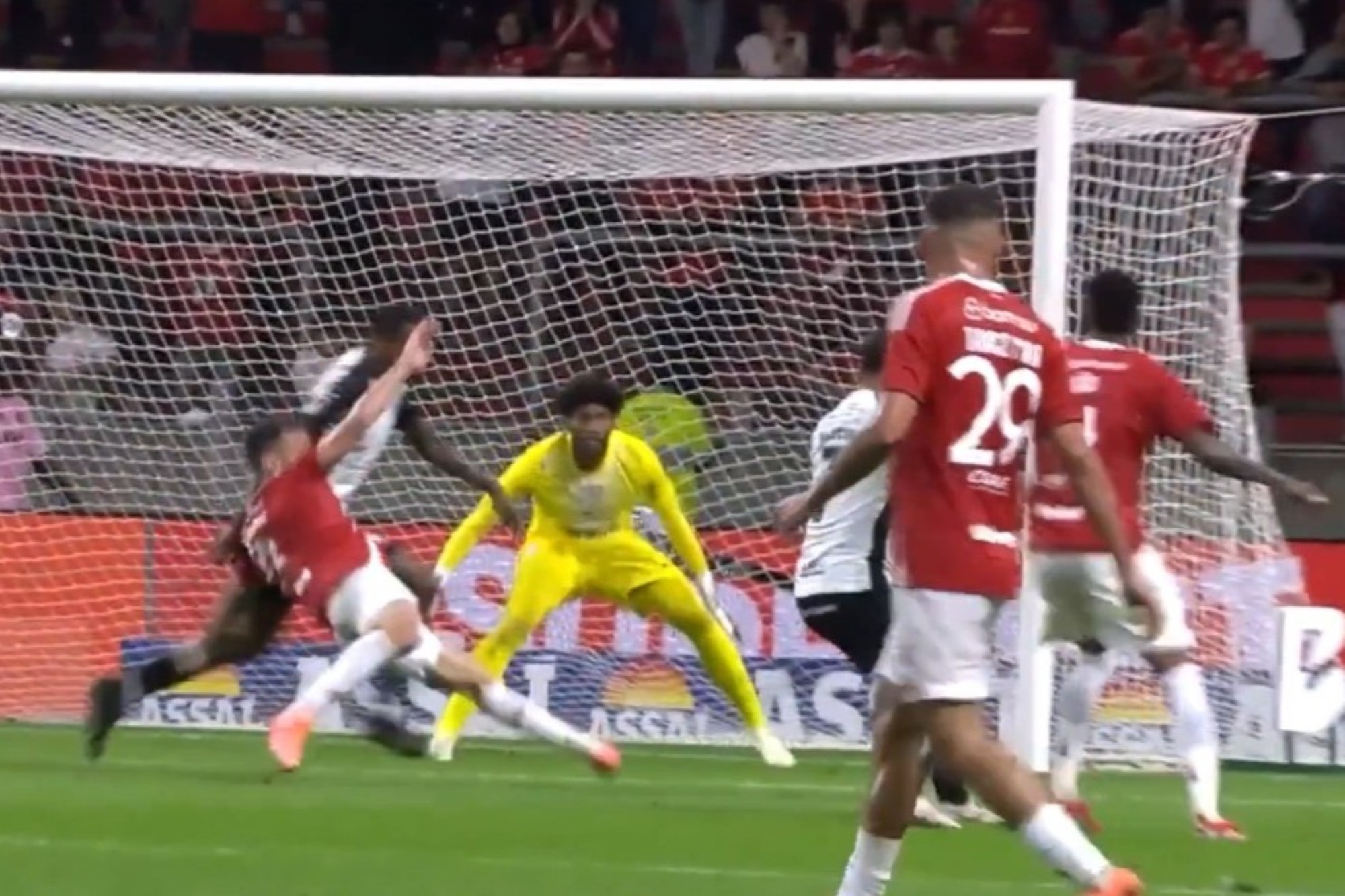 Confira a análise do VAR no pênalti polêmico de Inter x Corinthians
