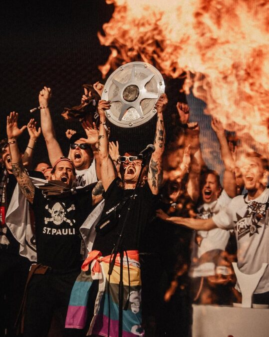 Esposa de jogador de clube alemão expõe que dirigente da equipe atua como “hater” nas redes
