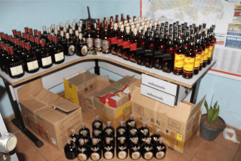 mulheres-sao-presas-com-mais-de-160-garrafas-de-uisque-falsificadas