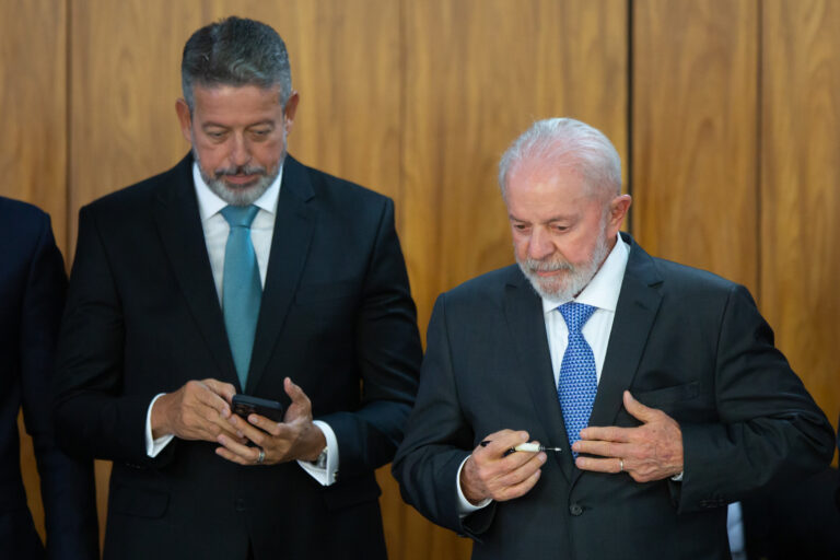 governo-comemora-vitoria,-centrao-minimiza