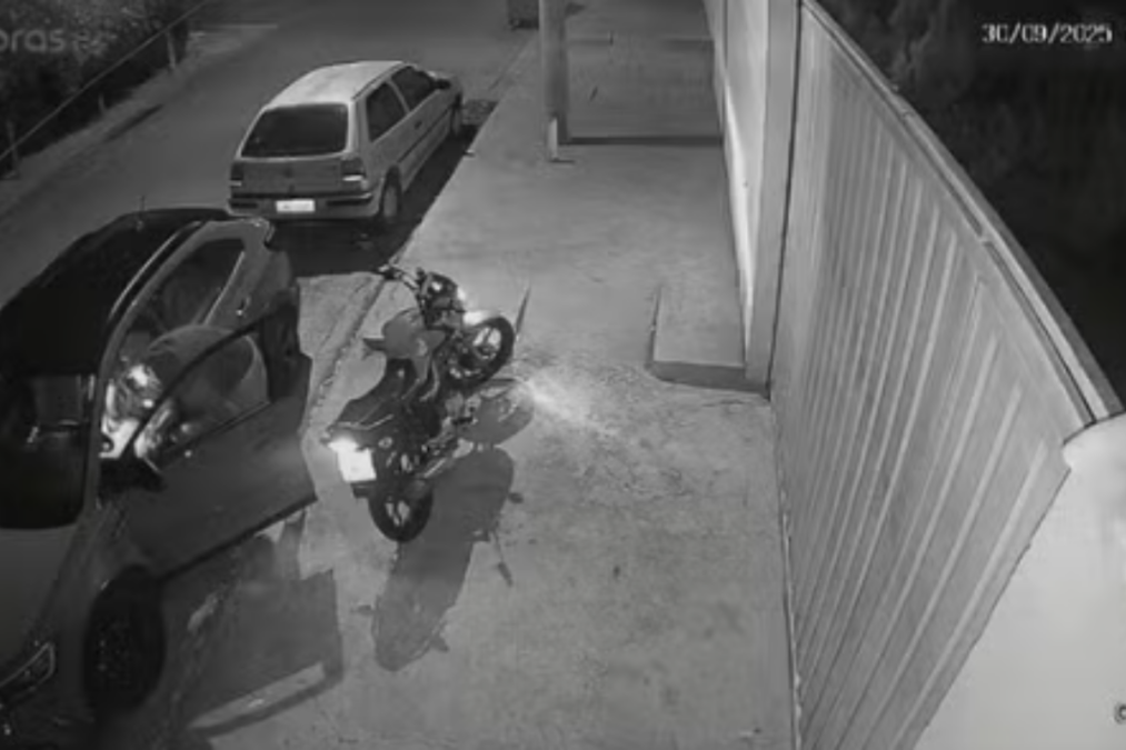 Vídeo: homem é assaltado por dupla armada em moto no interior de SP