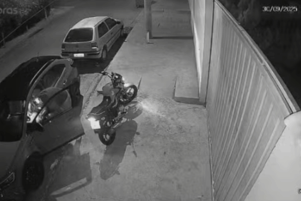 video:-homem-e-assaltado-por-dupla-armada-em-moto-no-interior-de-sp