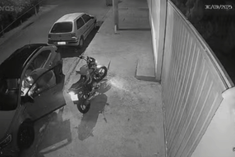 video:-homem-e-assaltado-por-dupla-armada-em-moto-no-interior-de-sp