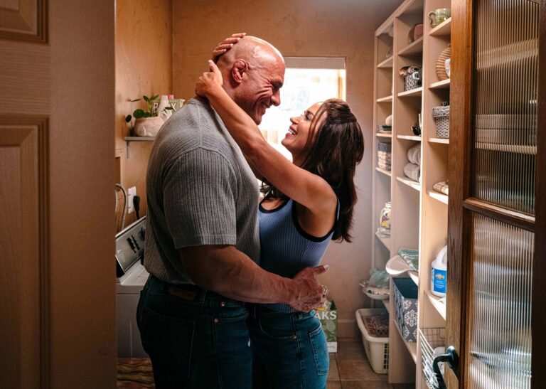 o-que-the-rock-e-emily-blunt-pensam-do-filme-coracao-de-lutador