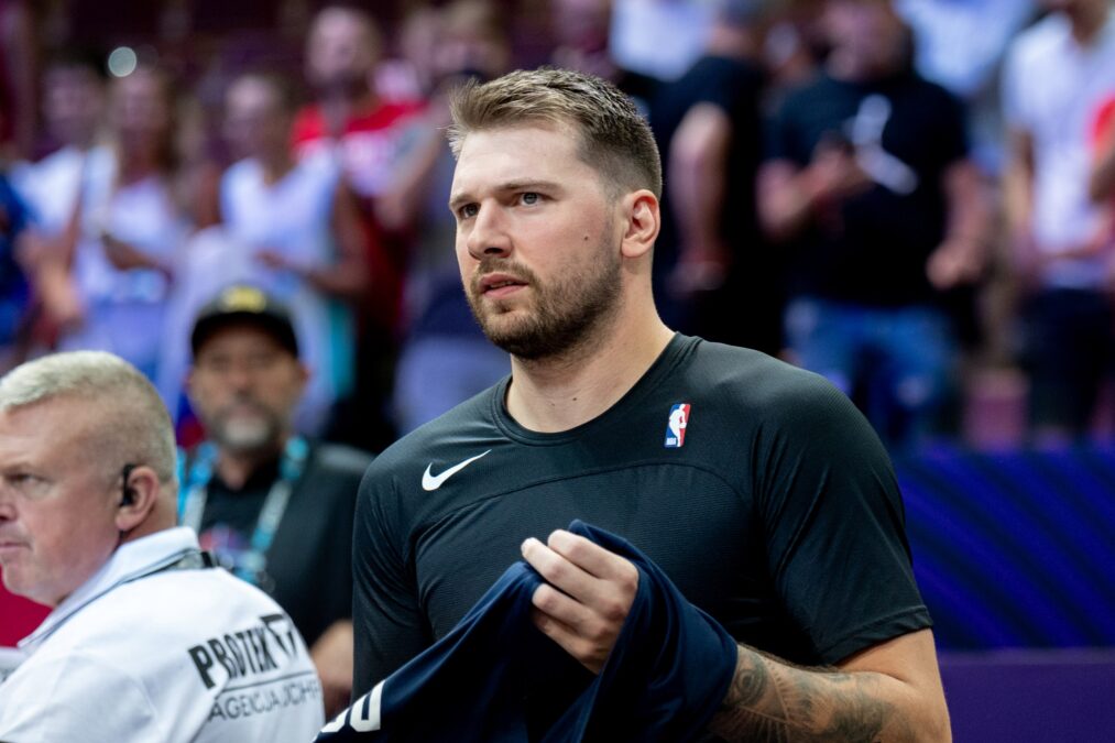 Vídeo: astro da NBA é alvo de críticas após ser flagrado em fast food