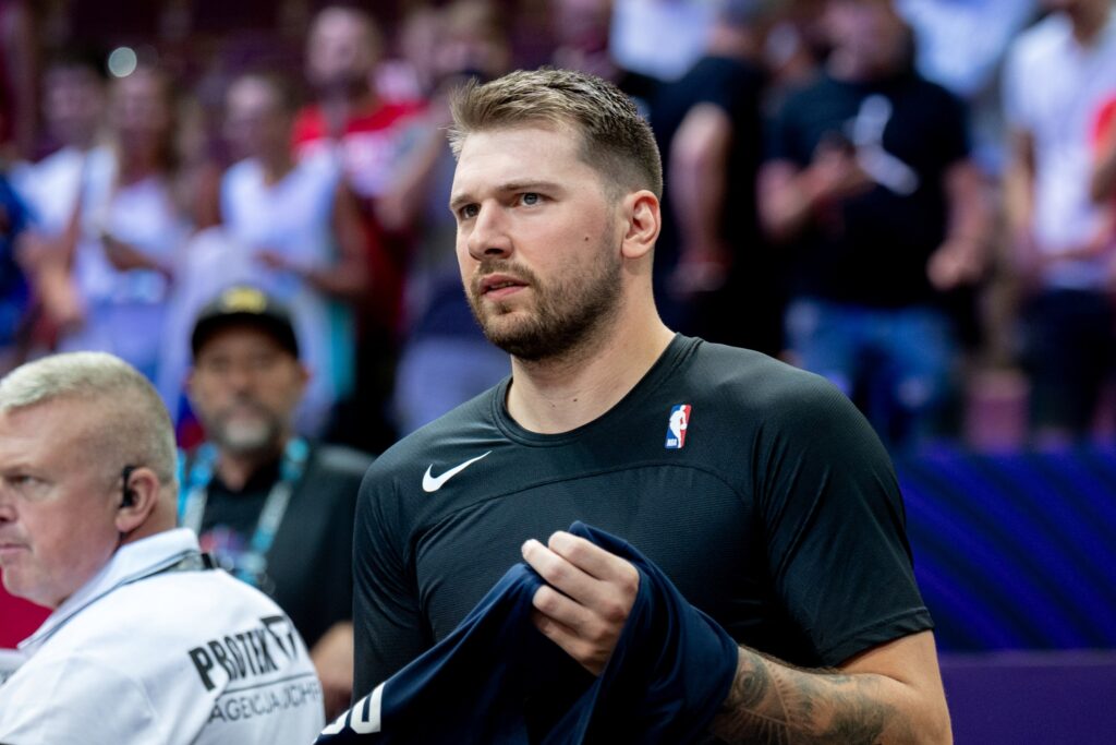 video:-astro-da-nba-e-alvo-de-criticas-apos-ser-flagrado-em-fast-food