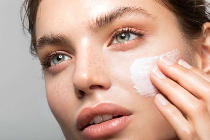 skincare-diurno-e-noturno:-qual-a-diferenca,-segundo-dermatologista
