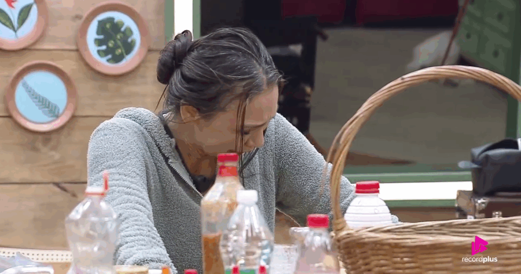 “a-fazenda-17”:-yona-desaba-em-lagrimas-apos-polemica-sobre-divisao-de-comida