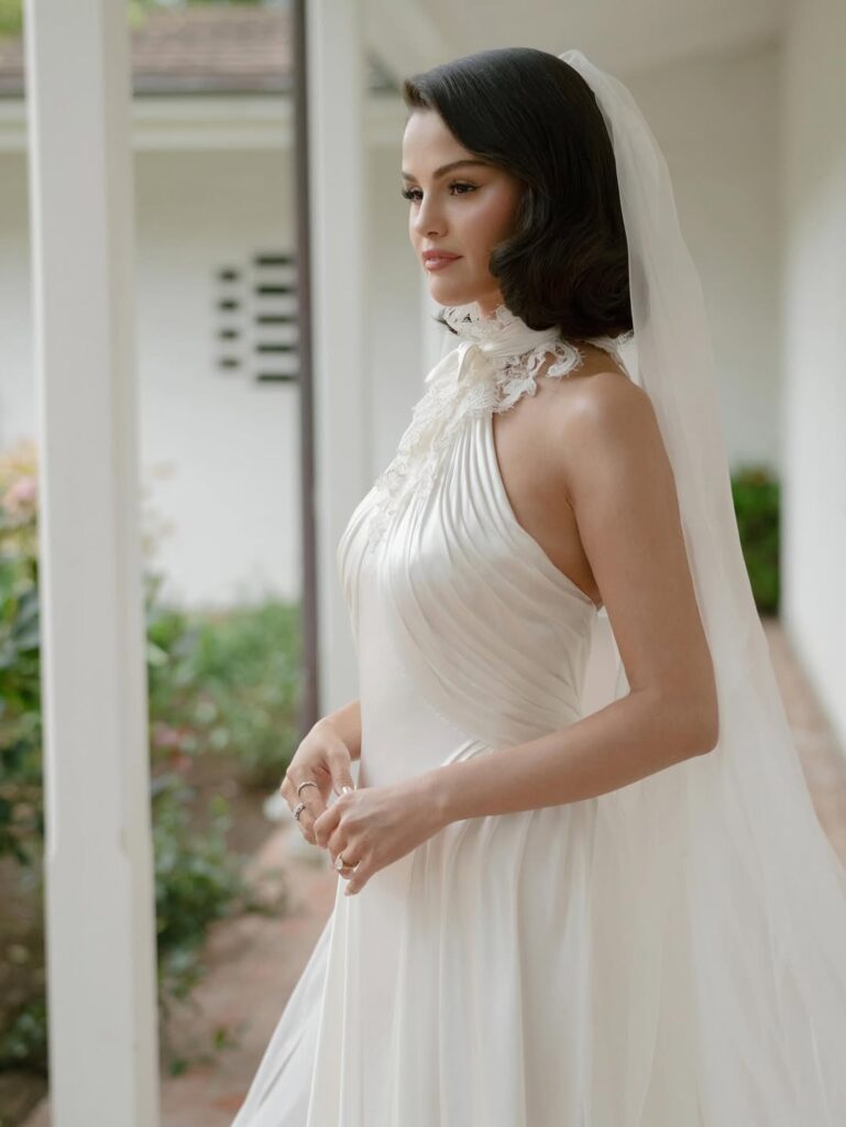 romantica-e-sofisticada:-saiba-todos-os-detalhes-dos-vestidos-de-casamento-de-selena-gomez