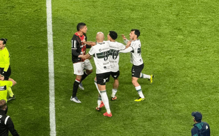 revolta-total:-apos-ser-expulso,-jogador-da-tapa-no-rosto-de-rival-na-serie-b
