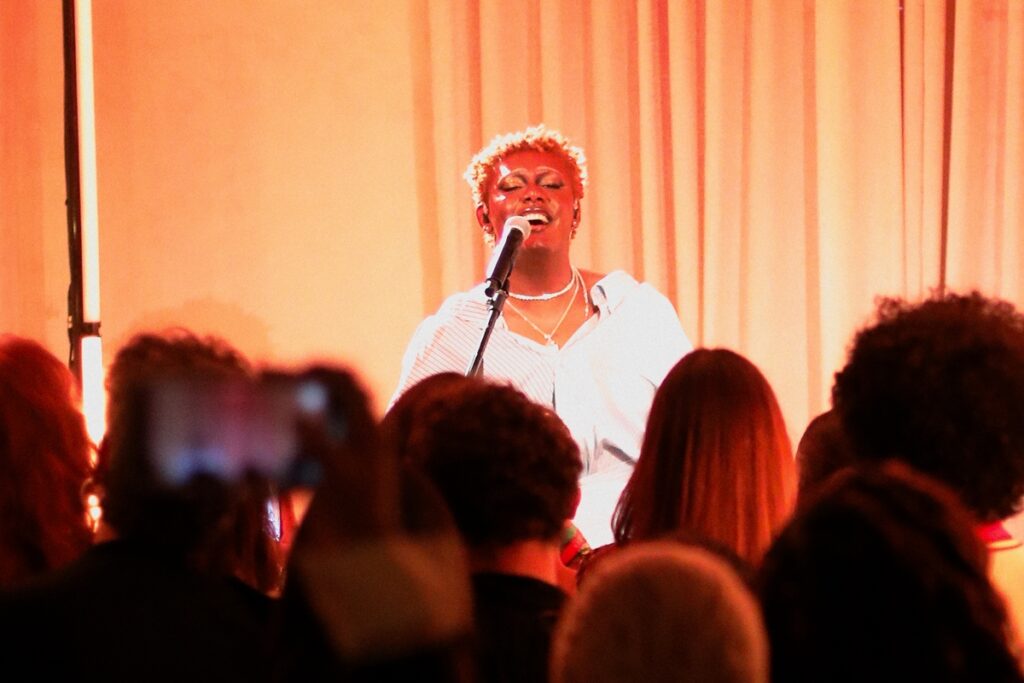 album-caju,-da-cantora-liniker,-desaparece-do-spotify-e-intriga-fas