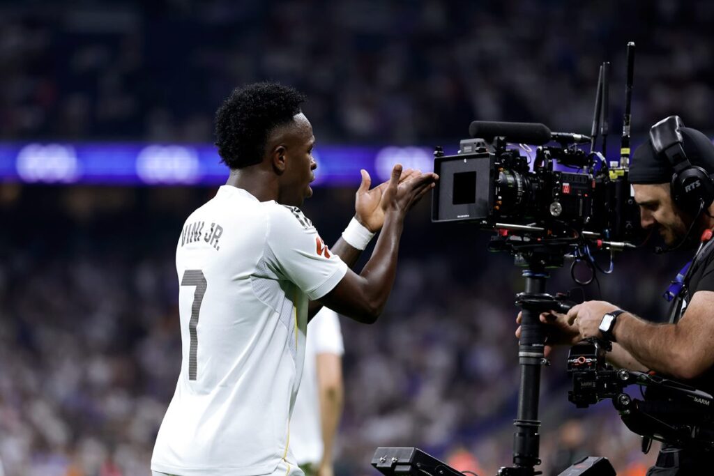 para-virginia?-vini-jr.-marca-para-o-real-e-manda-beijo-para-a-camera