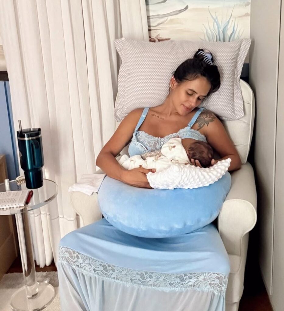 carol-peixinho-compartilha-momento-de-amamentacao-com-o-filho-bento-nos-bracos