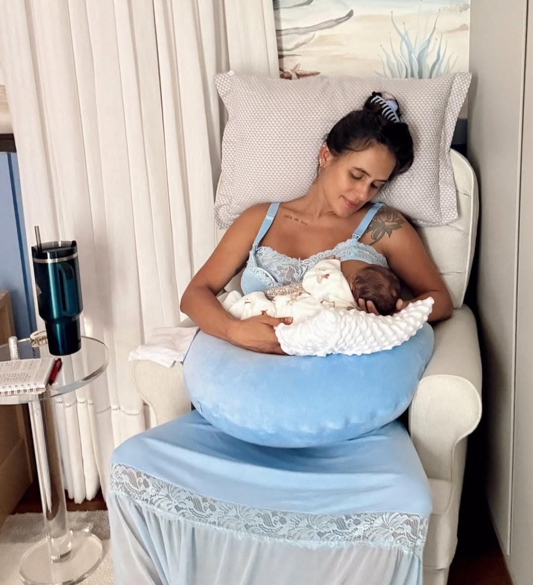 Carol Peixinho compartilha momento de amamentação com o filho Bento nos braços