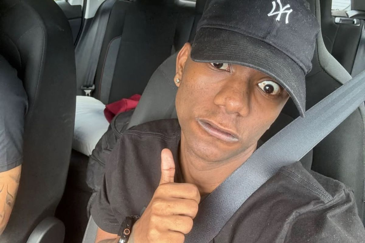 Influenciador de 20 anos morre após bater carro contra árvore