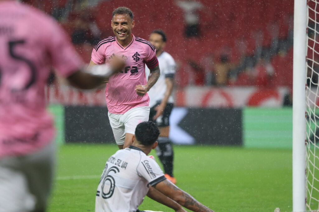 sob-diluvio-no-beira-rio,-internacional-vence-botafogo-no-brasileirao