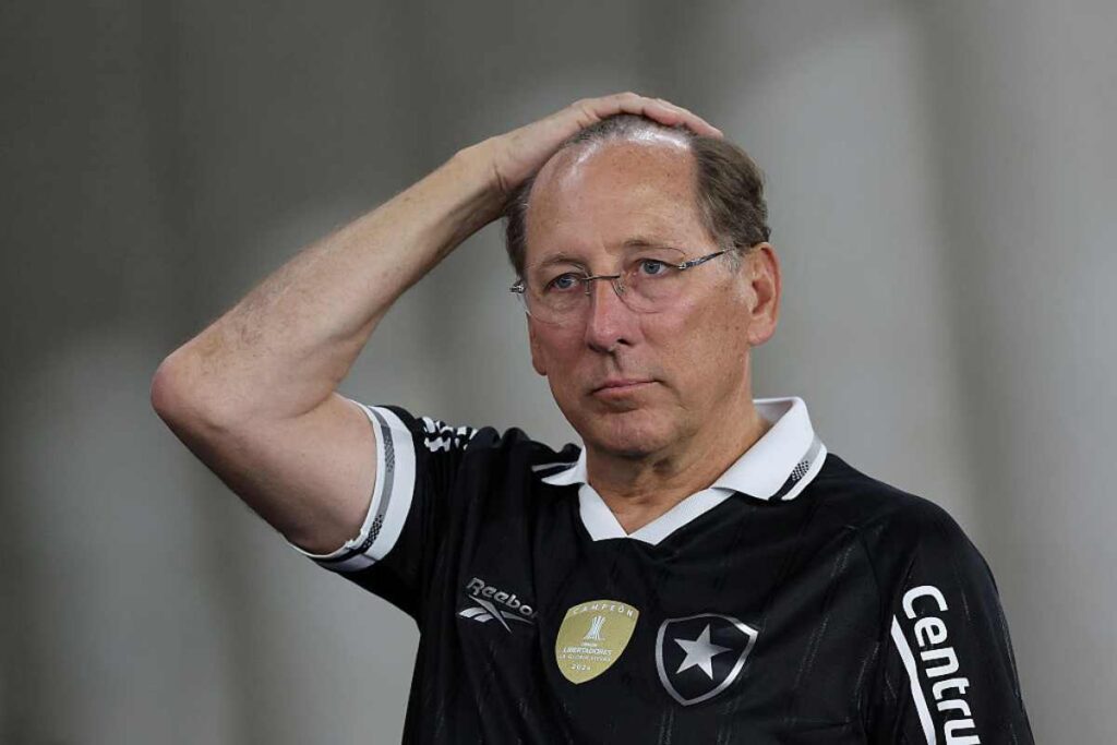 john-textor-volta-a-reclamar-da-arbitragem-apos-derrota-do-botafogo